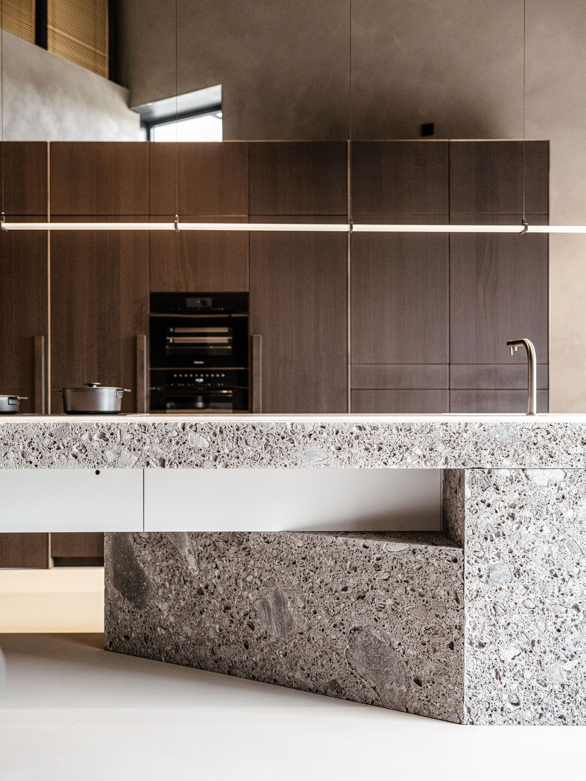 Luxe keuken van Culimaat met kookeiland in natuursteen