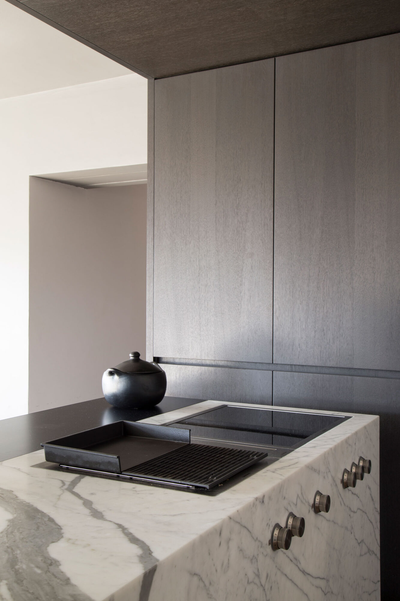 Luxe keuken, design keuken, exclusieve keuken, culimaat, marmer, houten keuken, marmer keukenblad, leefkeuken, luxe uitstraling,