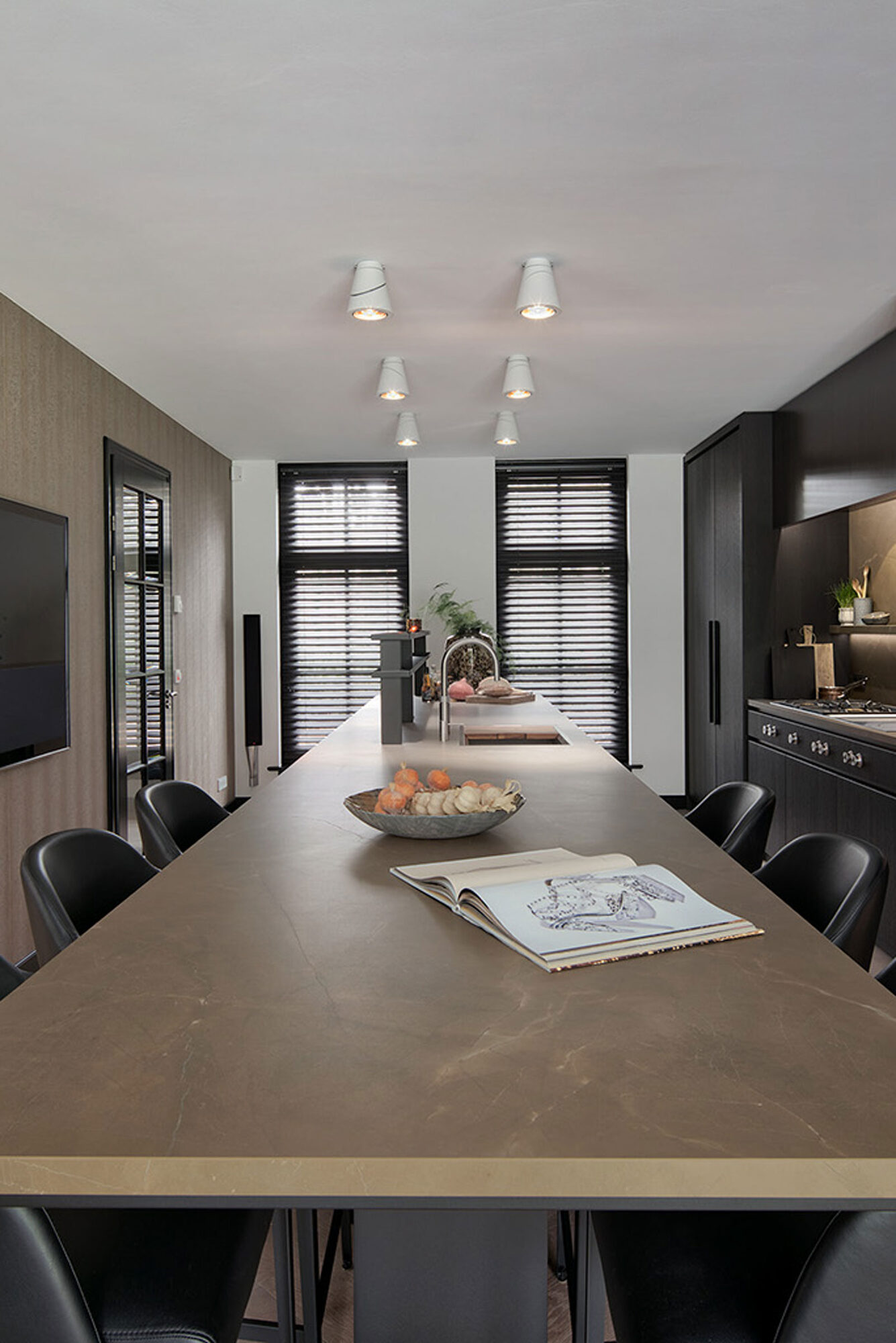 Luxe keuken, design keuken, exclusieve keuken, culimaat, marmer, houten keuken, marmer keukenblad, leefkeuken, luxe uitstraling,