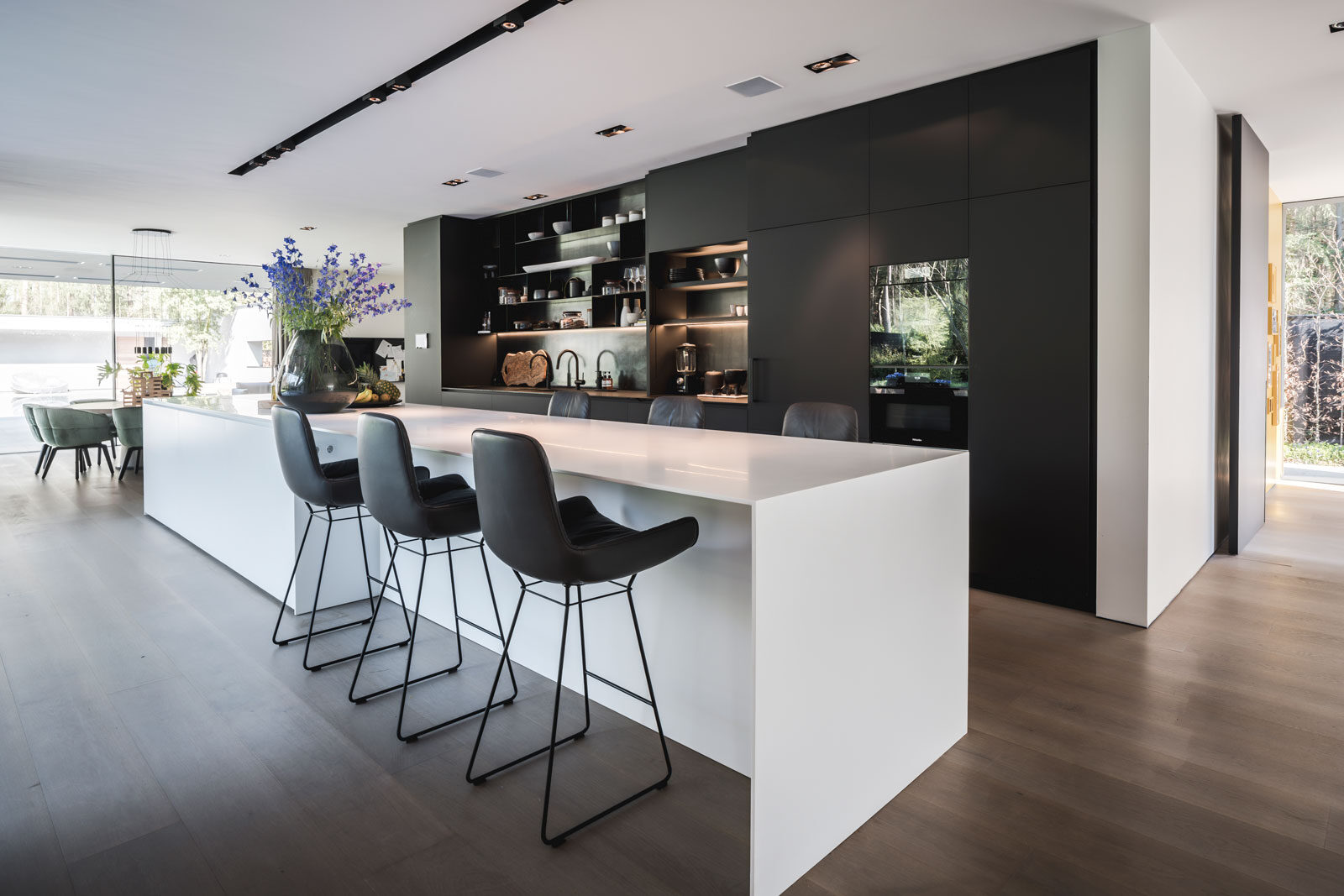 zwarte witte keuken, luxe keuken, donkere keuken, lichte keuken, zwarte keuken, zwart wit kleuren, culimaat, keukeninspiratie, keuken