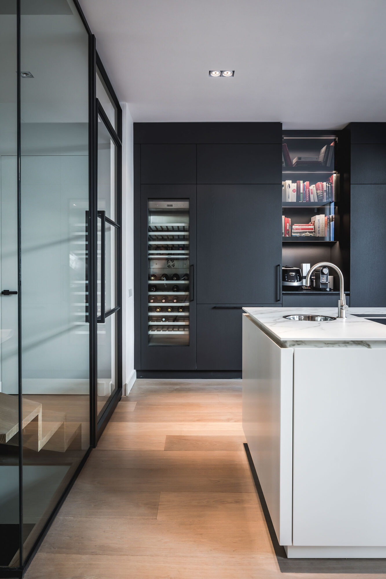 zwarte witte keuken, luxe keuken, donkere keuken, lichte keuken, zwarte keuken, zwart wit kleuren, culimaat, keukeninspiratie, keuken