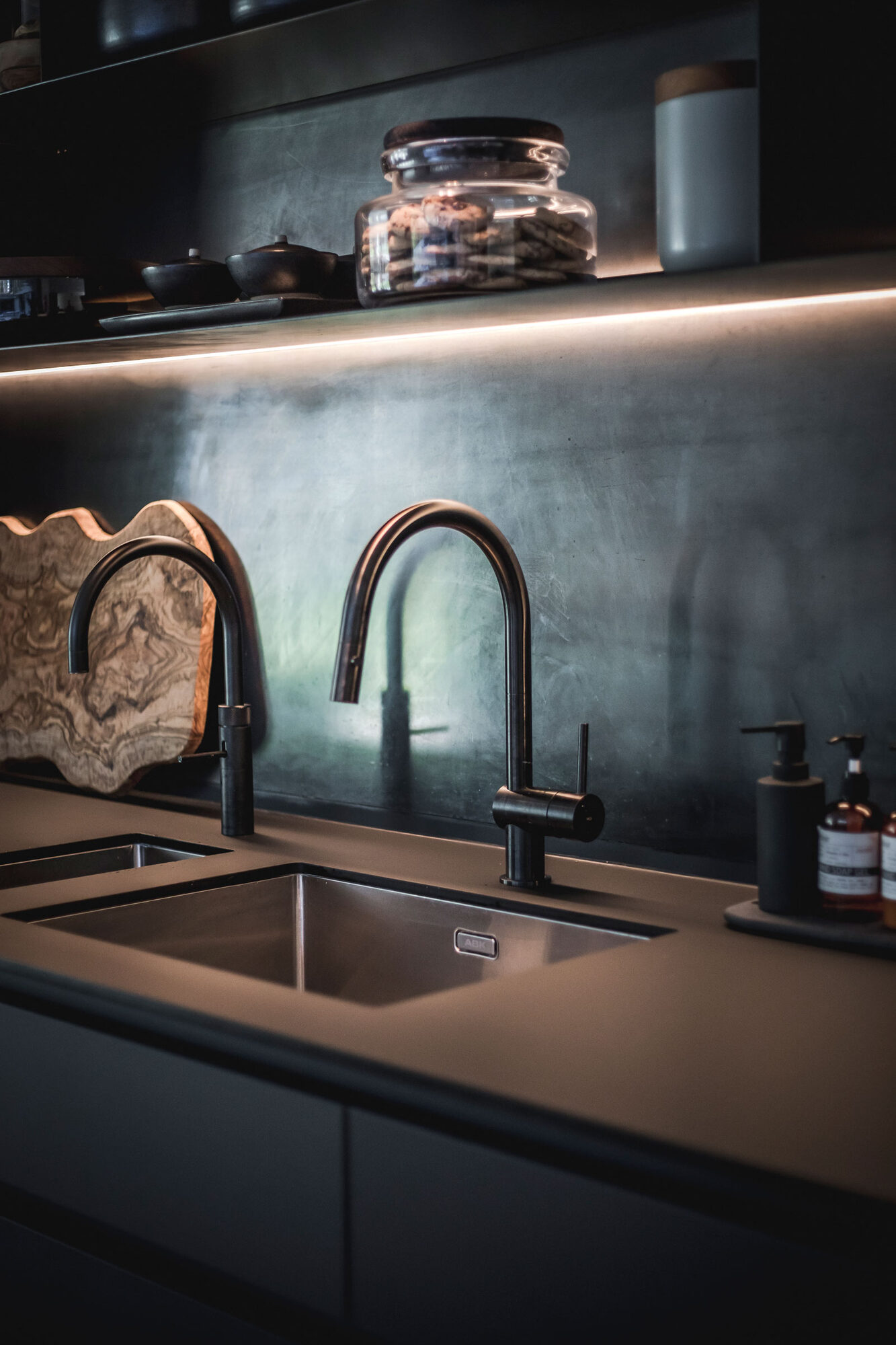 zwarte witte keuken, luxe keuken, donkere keuken, lichte keuken, zwarte keuken, zwart wit kleuren, culimaat, keukeninspiratie, keuken