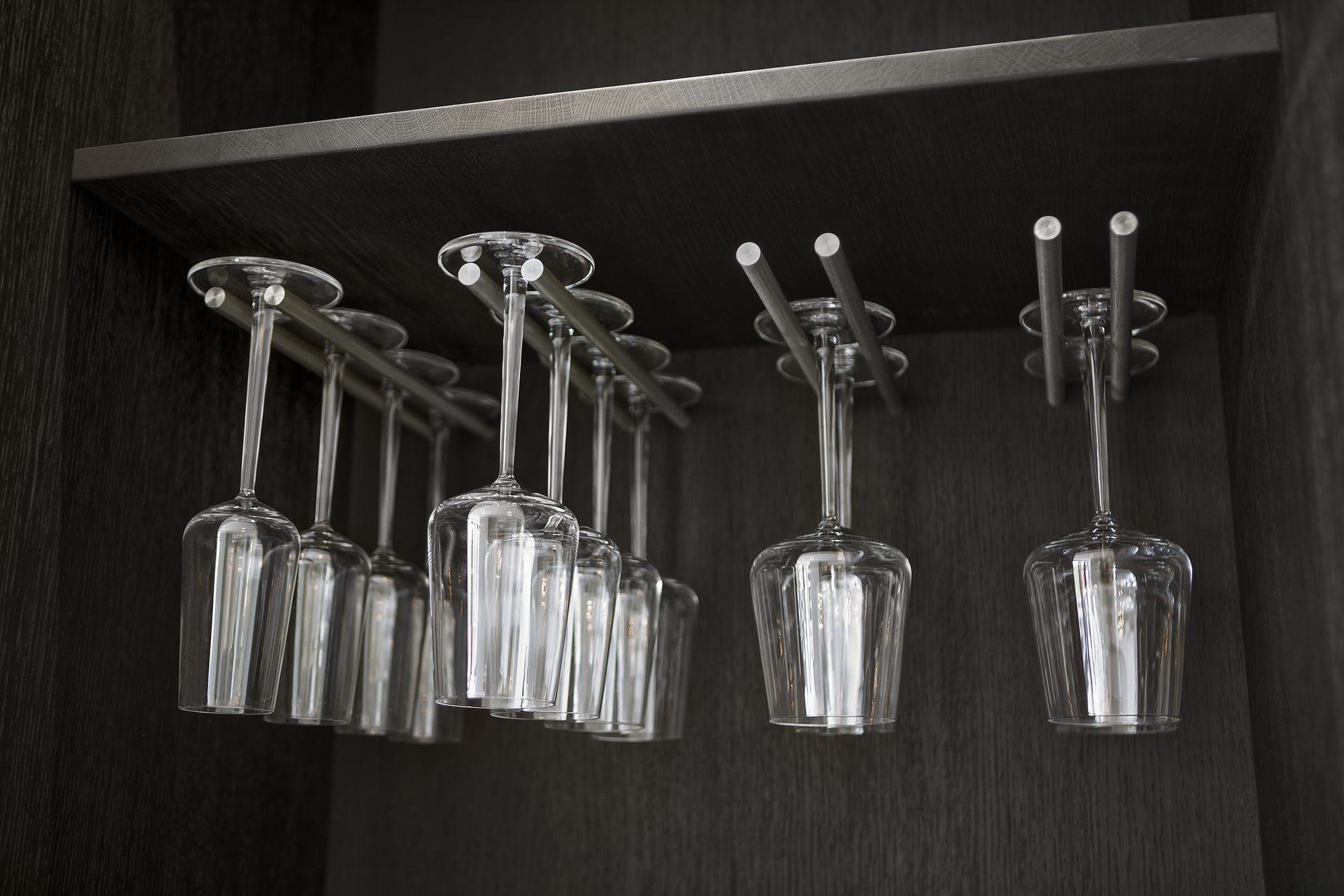 Hangende glazen in de verborgen bar van de Culimaat keuken