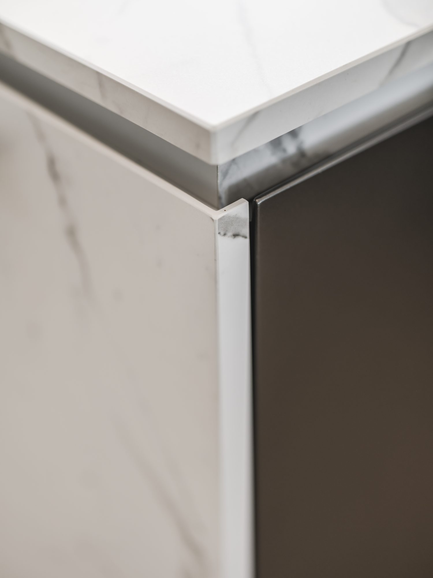 Detail van de doorlopende greeplijst in het keramieken werkblad