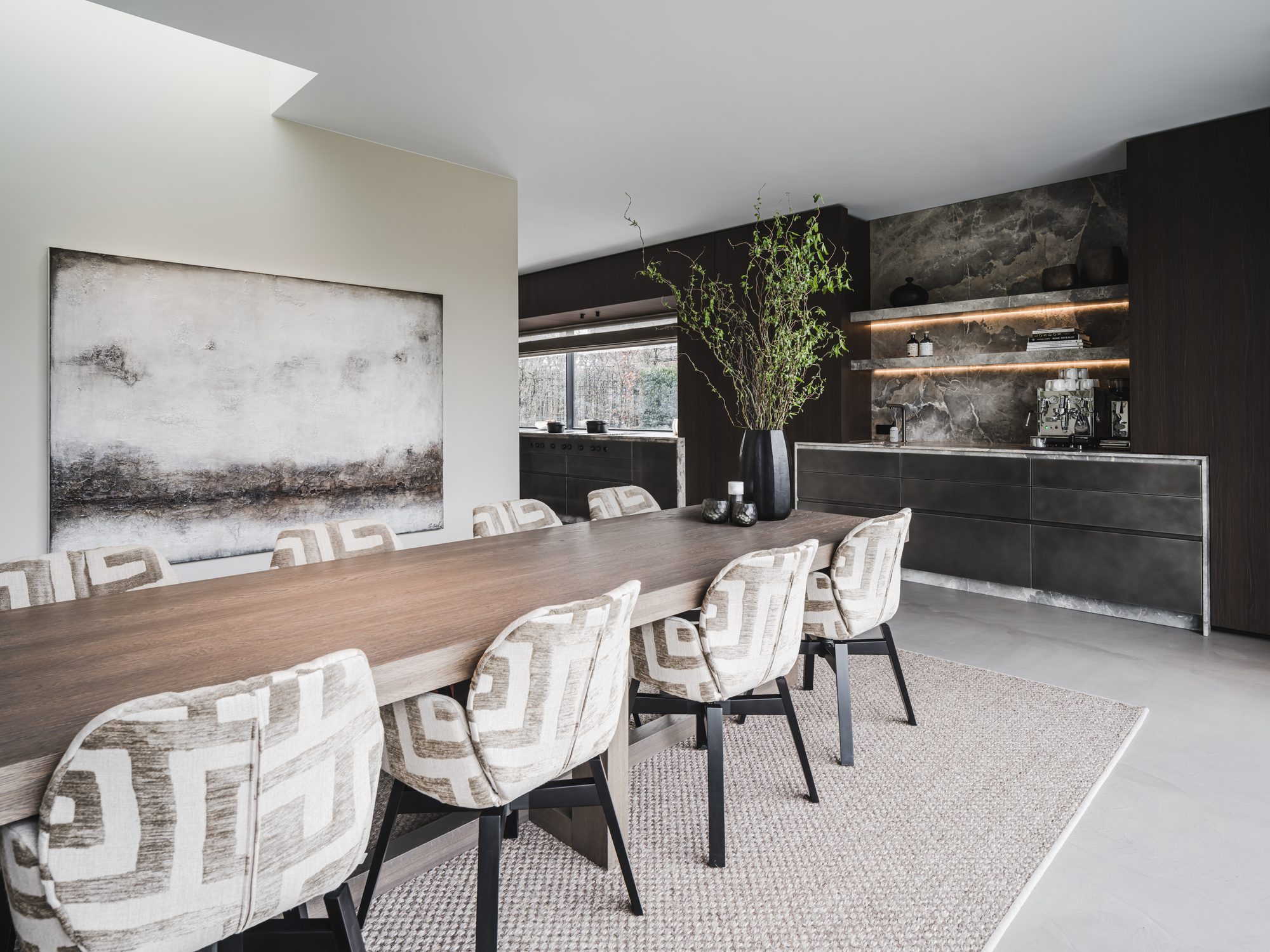 Eettafel met stoelen aan de lange Culimaat keuken