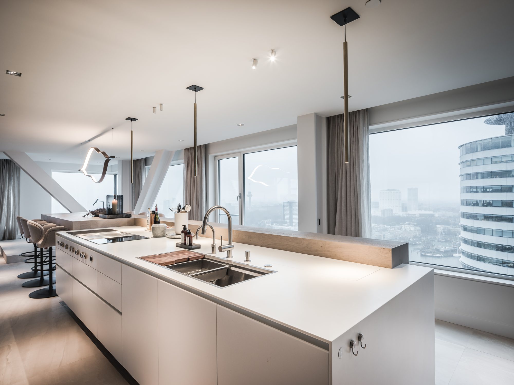 Wit Corian kookeiland met uitzicht over Rotterdam